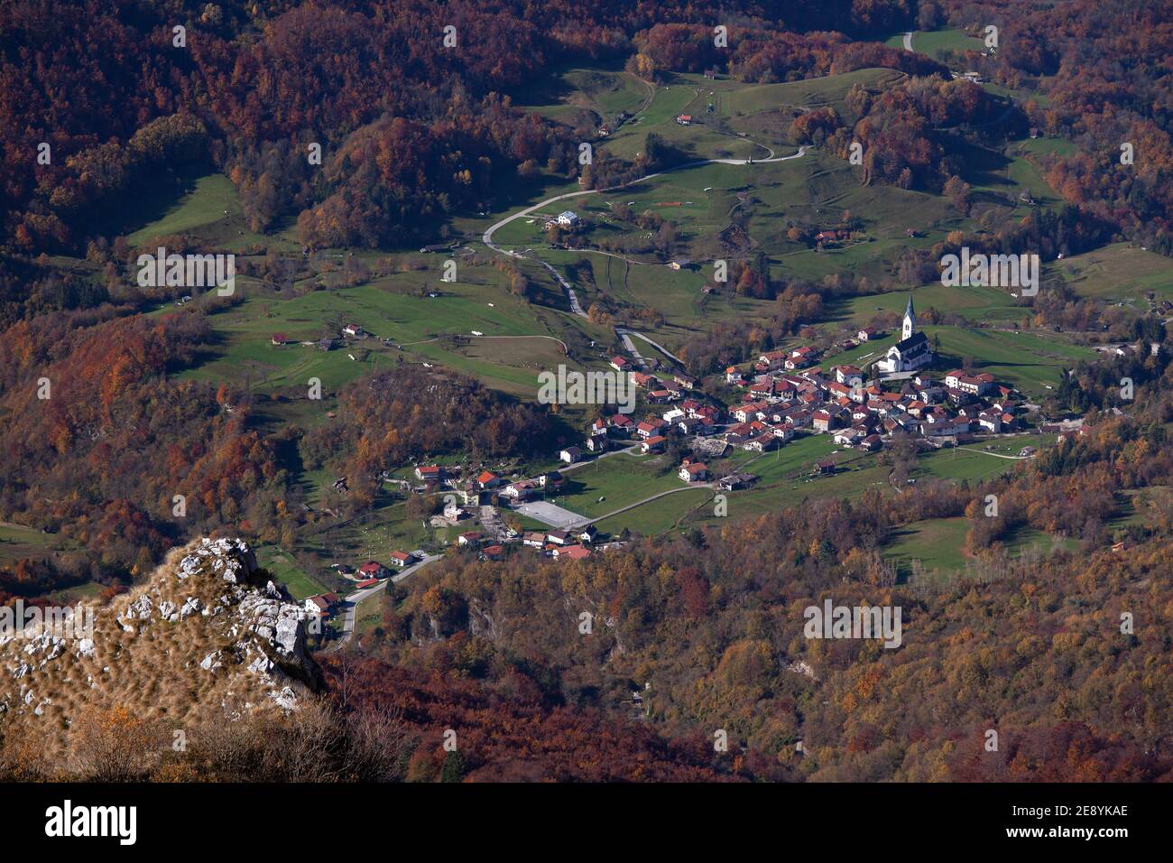 Vista dal pendio Krn sul villaggio di Dreznica Foto Stock