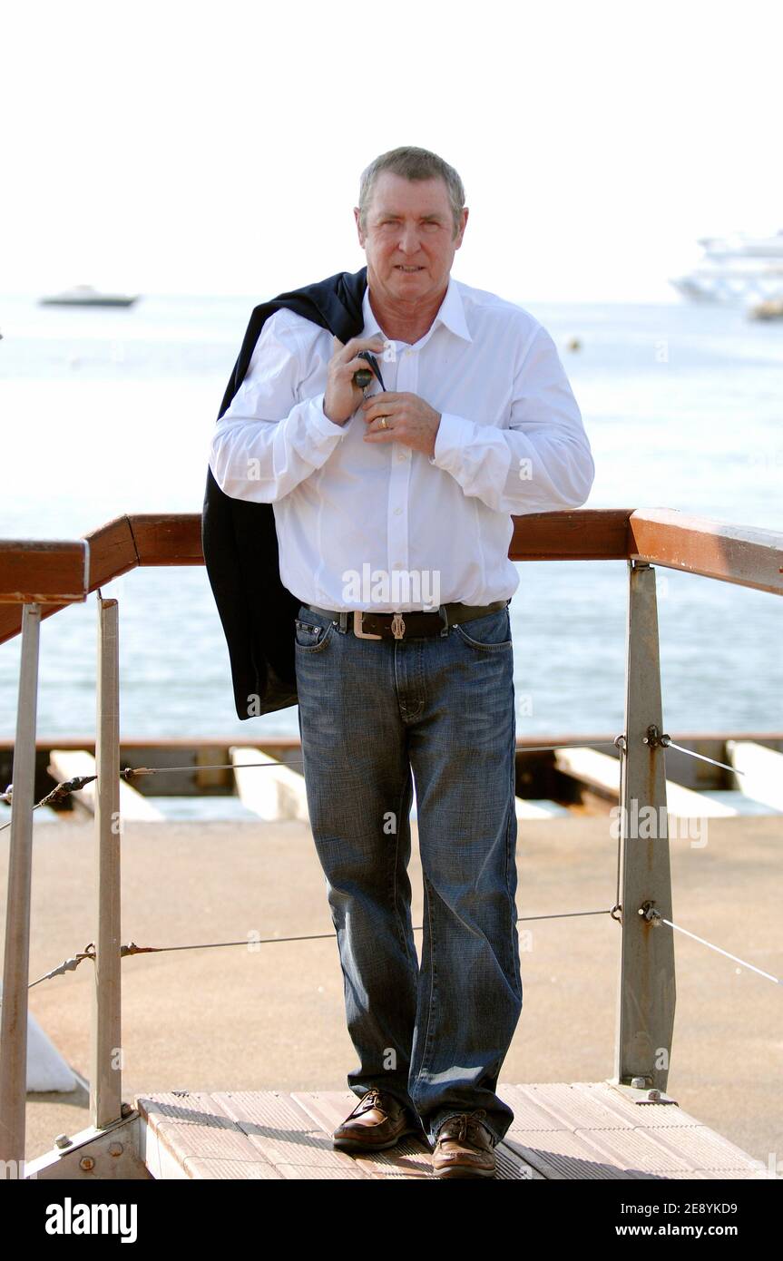 L'attore britannico John Nettles si pone durante il 23° MIPCOM 2007 (International Film and Programme Market for TV, Video, Cable and satellite) a Cannes, Francia, il 9 ottobre 2007. Foto di Giancarlo Gorassini/ABACAPRESS.COM Foto Stock