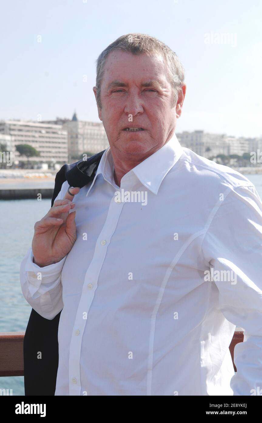 L'attore britannico John Nettles si pone durante il 23° MIPCOM 2007 (International Film and Programme Market for TV, Video, Cable and satellite) a Cannes, Francia, il 9 ottobre 2007. Foto di Giancarlo Gorassini/ABACAPRESS.COM Foto Stock