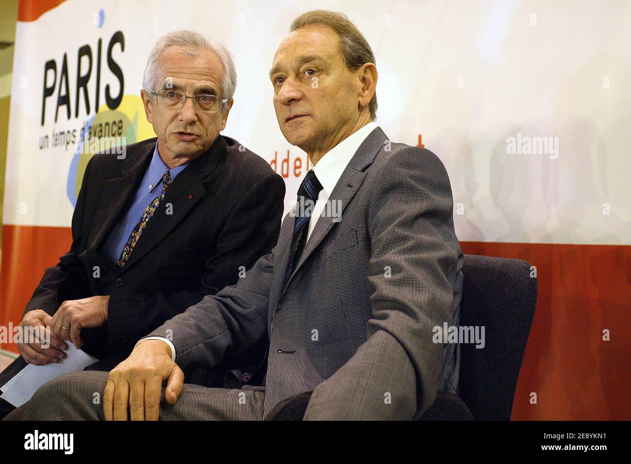 Il 9 ottobre 2007 il sindaco di Parigi Jacques Bravo e il sindaco di Parigi Bertrand Delanoe partecipano a un incontro tenutosi presso la Gymnase Gaugin a Parigi, Francia. Delanoe ha annunciato la sua candidatura per le prossime elezioni mayoral di Parigi nel 2008. Foto di Mousse/ABACAPRESS.COM Foto Stock