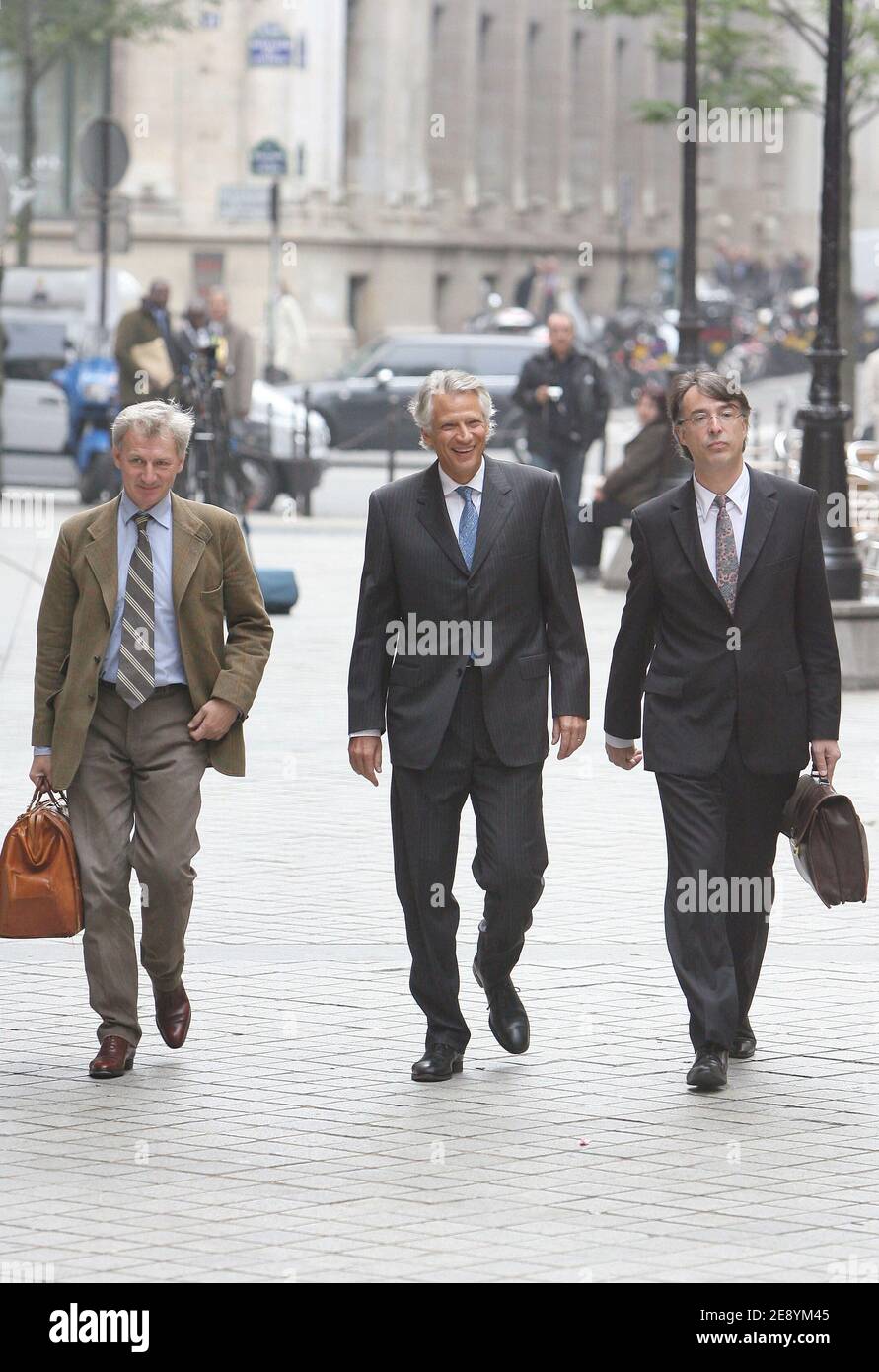 L'ex primo ministro francese Dominique de Villepin con i suoi avvocati Luc Brossolet (L) e Olivier Dantin arrivano all'unità di indagine finanziaria a Parigi, in Francia, il 11 ottobre 2007, chiedendo alla lunga indagine Clearstream. Foto Mousse/ABACAPRESS.COM Foto Stock