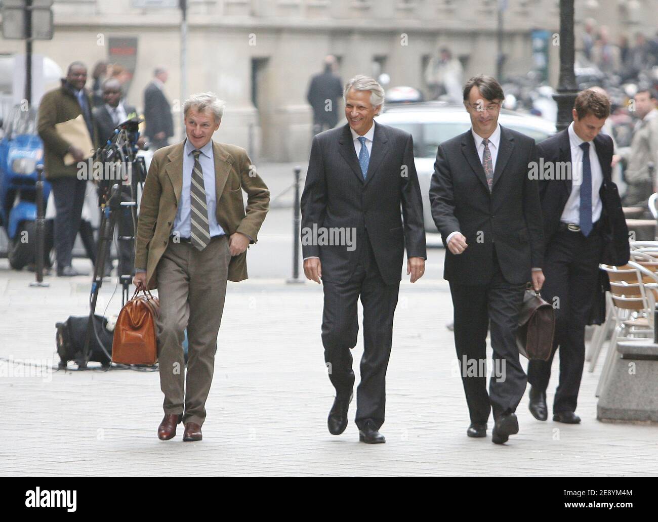 L'ex primo ministro francese Dominique de Villepin con i suoi avvocati Luc Brossolet (L) e Olivier Dantin arrivano all'unità di indagine finanziaria a Parigi, in Francia, il 11 ottobre 2007, chiedendo alla lunga indagine Clearstream. Foto Mousse/ABACAPRESS.COM Foto Stock