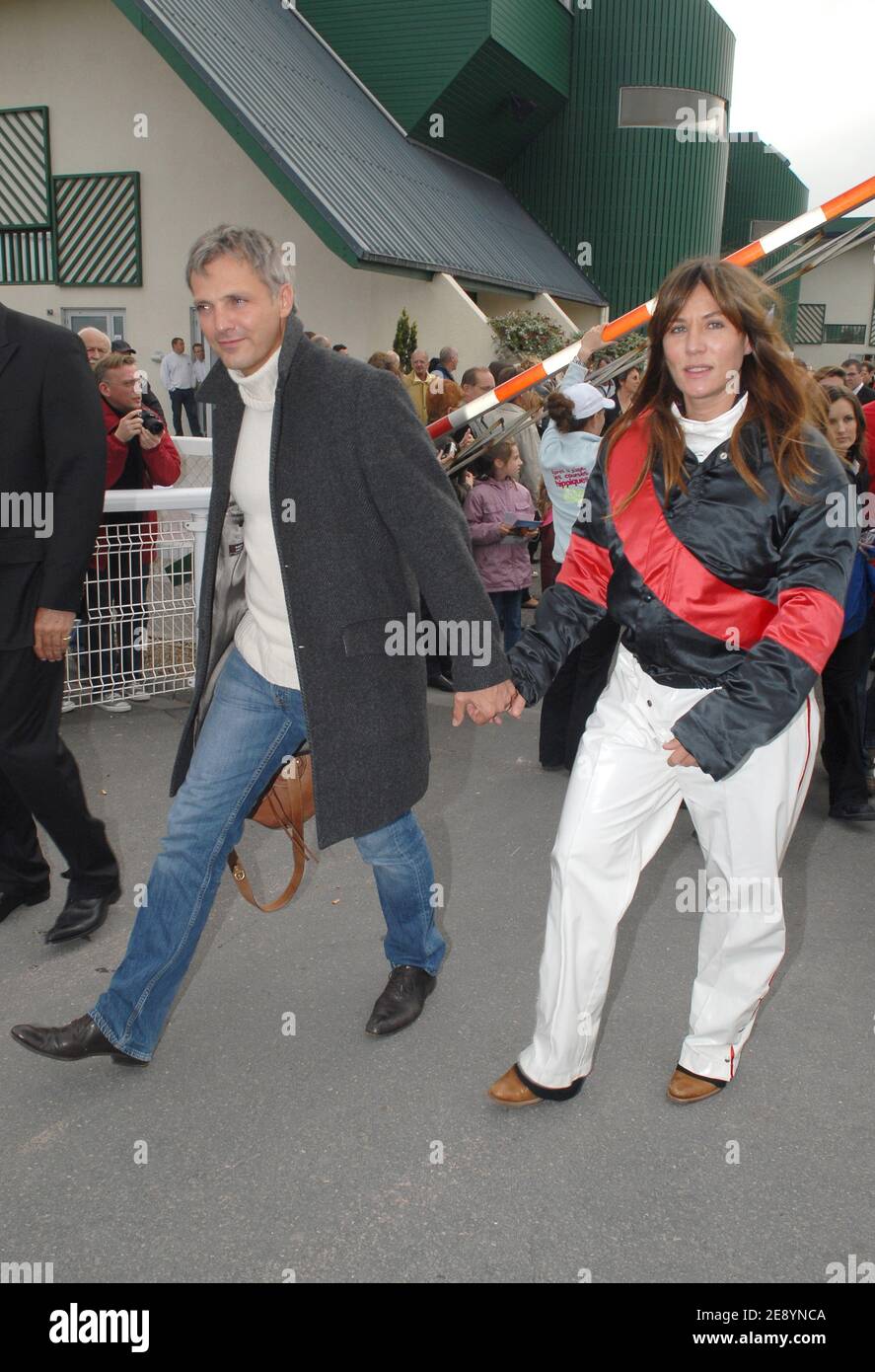 L'attrice Mathilde Seigner e il suo fidanzato Mathieu Petit partecipano al 14° Festival annuale di Epona Cabourg, in Francia, il 13 ottobre 2007. Foto di Nicolas Khayat/ABACAPRESS.COM Foto Stock