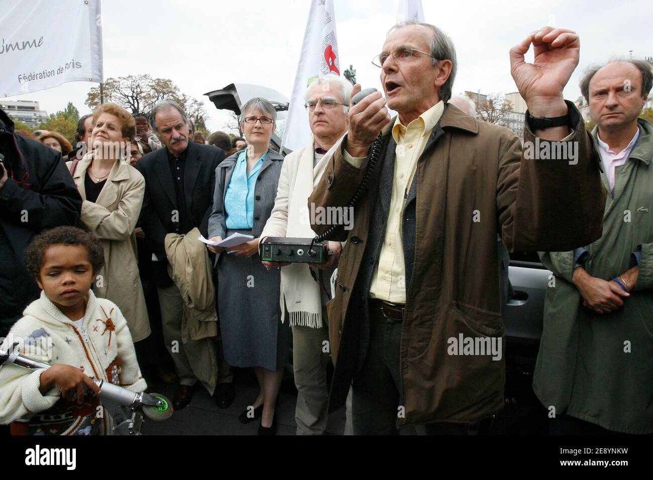 Lo scienziato francese Axel Kahn partecipa a una manifestazione al Trocadero di Parigi, in Francia, il 13 ottobre 2007 contro il testo del DNA intitolato 'Mariani' nella nuova legge sull'immigrazione istituita dal ministro Brice Hortefeux. Foto Bernard Bisson/ABACAPRESS.COM Foto Stock