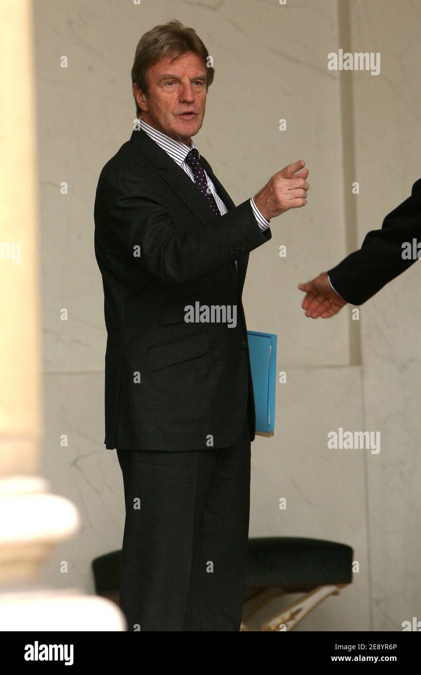 Il ministro degli Affari Esteri Bernard Kouchner dopo il consiglio dei ministri al palazzo Elysee a Parigi, Francia, il 17 ottobre 2007. Foto di Mousse/ABACAPRESS.COM Foto Stock
