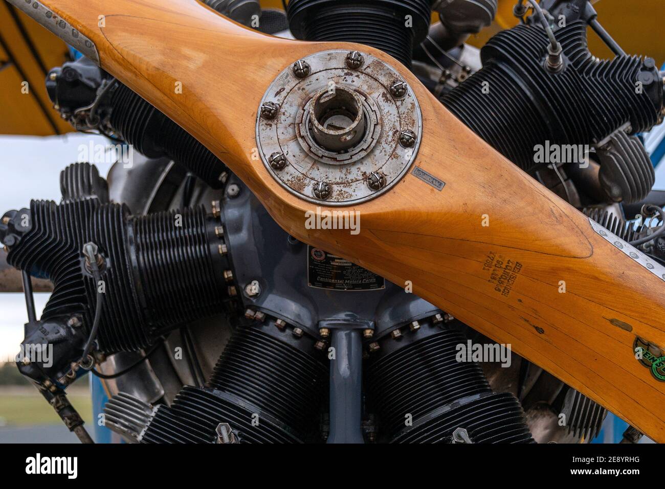 Un primo piano di un propulsore di un aereo a due pale in legno su un motore radiale degli anni '30. Foto Stock