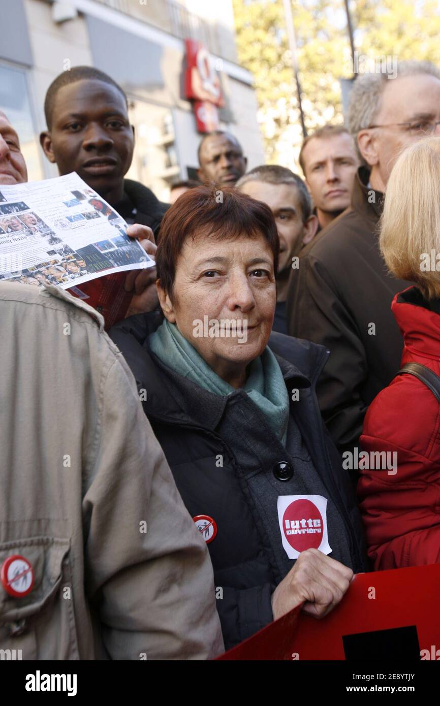 Arlette Laguiller partecipa a una manifestazione contro la politica di immigrazione del governo, a Parigi, in Francia, il 20 ottobre 2007. La scorsa settimana la Camera bassa del parlamento francese ha approvato un disegno di legge che consentirebbe agli ufficiali consolari di richiedere campioni di DNA agli immigrati che cercano di unirsi ai parenti in Francia, tra l'altro misure più severe per limitare gli arrivi. Foto di Corentin Fohlen/ABACAPRESS.COM Foto Stock