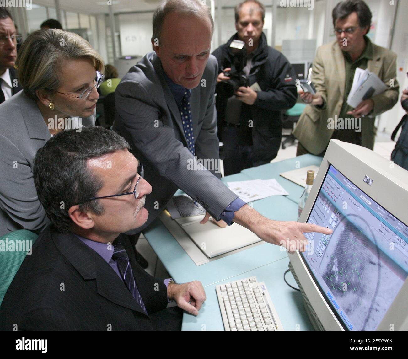 Il ministro degli interni francese Michele Alliot-Marie visita un ufficio tecnico e scientifico di polizia a Ecully, vicino a Lione, in Francia, il 22 ottobre 2007. Foto di Vincent Dargent/ABACAPRESS.COM Foto Stock