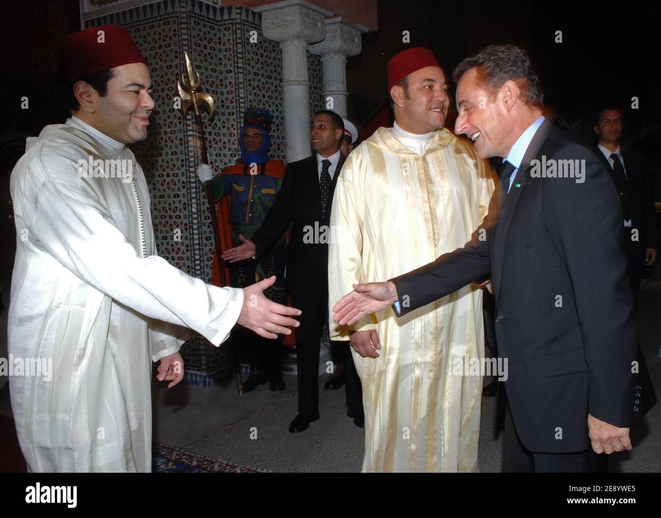 Il principe Moulay Rachid, sua Maestà il re Mohammed VI del Marocco salutano il presidente francese Nicolas Sarkozy per una cena ufficiale presso il Palazzo reale di Marrakech, Marocco, il 23 ottobre 2007, con Rachida dati, la principessa Lalla Salma e i membri della famiglia reale, Come parte di una visita ufficiale di tre giorni al Regno di Morro. Foto di Christophe Guibbaud/ABACAPRESS.COM Foto Stock