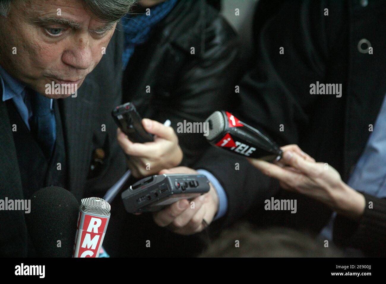 L'avvocato francese Maitre Gilbert Collard parla ai giornalisti mentre lascia il Ministero degli Esteri dopo aver incontrato il Segretario di Stato francese per i diritti umani Rama Yade a Parigi, in Francia, il 2 novembre 2007. Il paese dell'Africa centrale del Ciad tiene nove cittadini francesi, tra cui due giornalisti, e sette membri dell'equipaggio spagnolo dopo aver bloccato il tentativo dell'organizzazione benefica francese Zoe's Ark di far volare 103 bambini per l'assistenza alle famiglie europee. Foto di Mousse/ABACAPRESS.COM Foto Stock