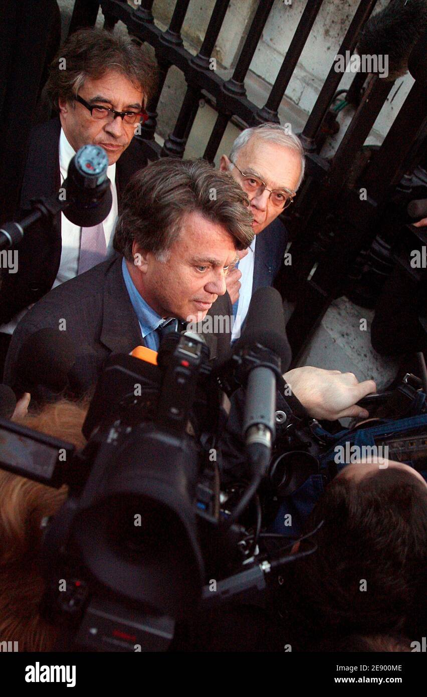 L'avvocato francese Maitre Gilbert Collard parla ai giornalisti mentre lascia il Ministero degli Esteri dopo aver incontrato il Segretario di Stato francese per i diritti umani Rama Yade a Parigi, in Francia, il 2 novembre 2007. Il paese dell'Africa centrale del Ciad tiene nove cittadini francesi, tra cui due giornalisti, e sette membri dell'equipaggio spagnolo dopo aver bloccato il tentativo dell'organizzazione benefica francese Zoe's Ark di far volare 103 bambini per l'assistenza alle famiglie europee. Foto di Mousse/ABACAPRESS.COM Foto Stock