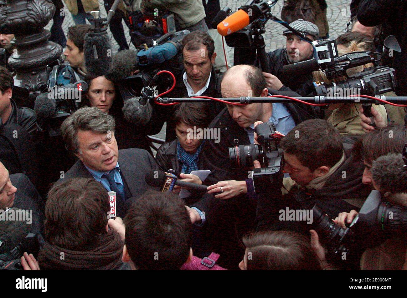 L'avvocato francese Maitre Gilbert Collard parla ai giornalisti mentre lascia il Ministero degli Esteri dopo aver incontrato il Segretario di Stato francese per i diritti umani Rama Yade a Parigi, in Francia, il 2 novembre 2007. Il paese dell'Africa centrale del Ciad tiene nove cittadini francesi, tra cui due giornalisti, e sette membri dell'equipaggio spagnolo dopo aver bloccato il tentativo dell'organizzazione benefica francese Zoe's Ark di far volare 103 bambini per l'assistenza alle famiglie europee. Foto di Mousse/ABACAPRESS.COM Foto Stock