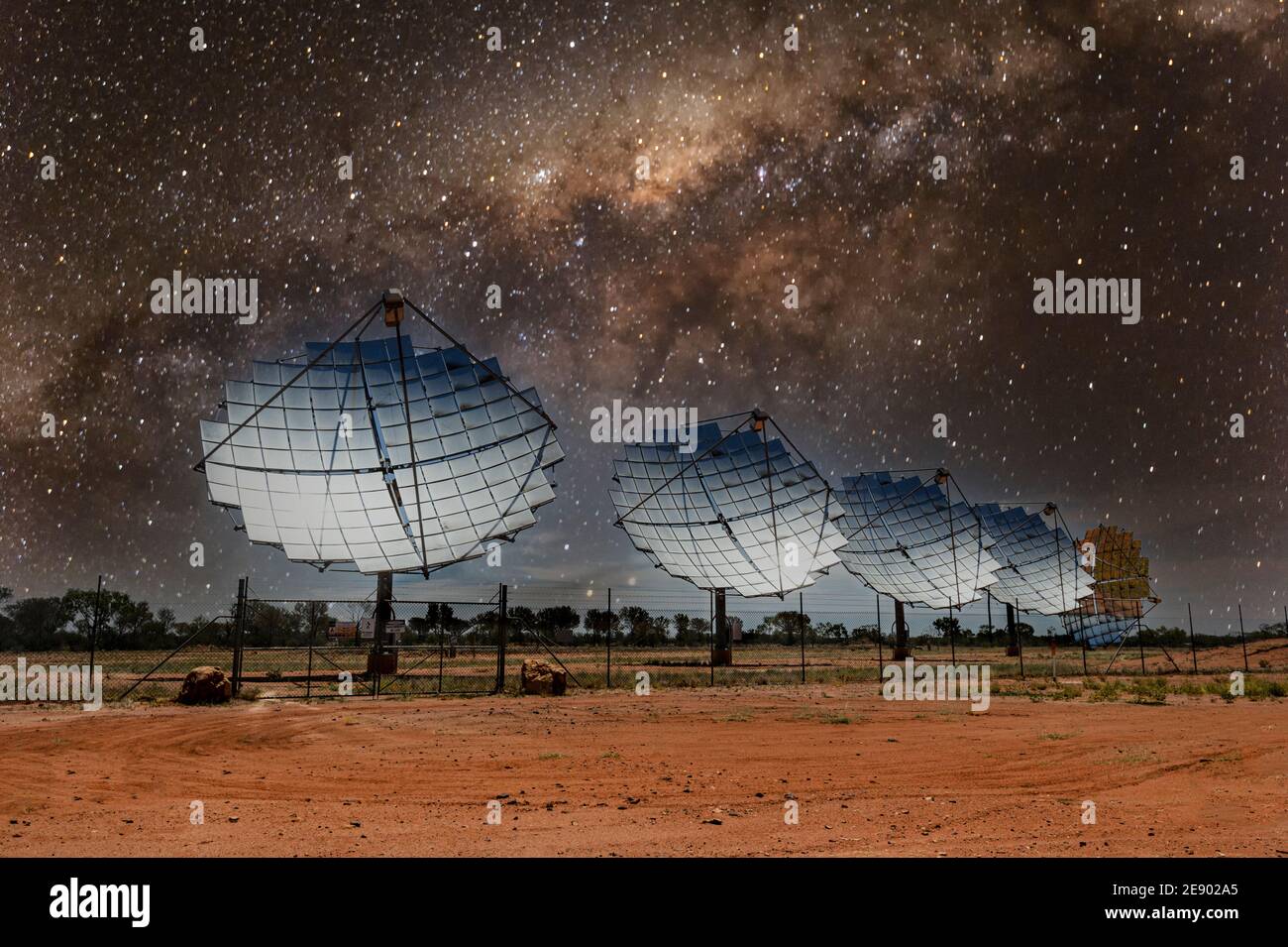 Space Exploration Concept con piatti solari che puntano al latte Via Foto Stock