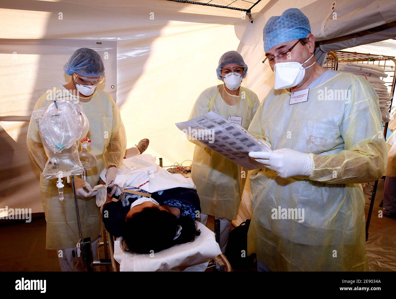 Il Ministro della Salute, della Gioventù e dello Sport Roselyne Bachelot è stato visto all'Ospedale di Bordeaux durante una simulazione di un focolaio di influenza aviaria a Bordeaux, in Francia, il 10 novembre 2007. Foto di Patrick Bernard/ABACAPRESS.COM Foto Stock