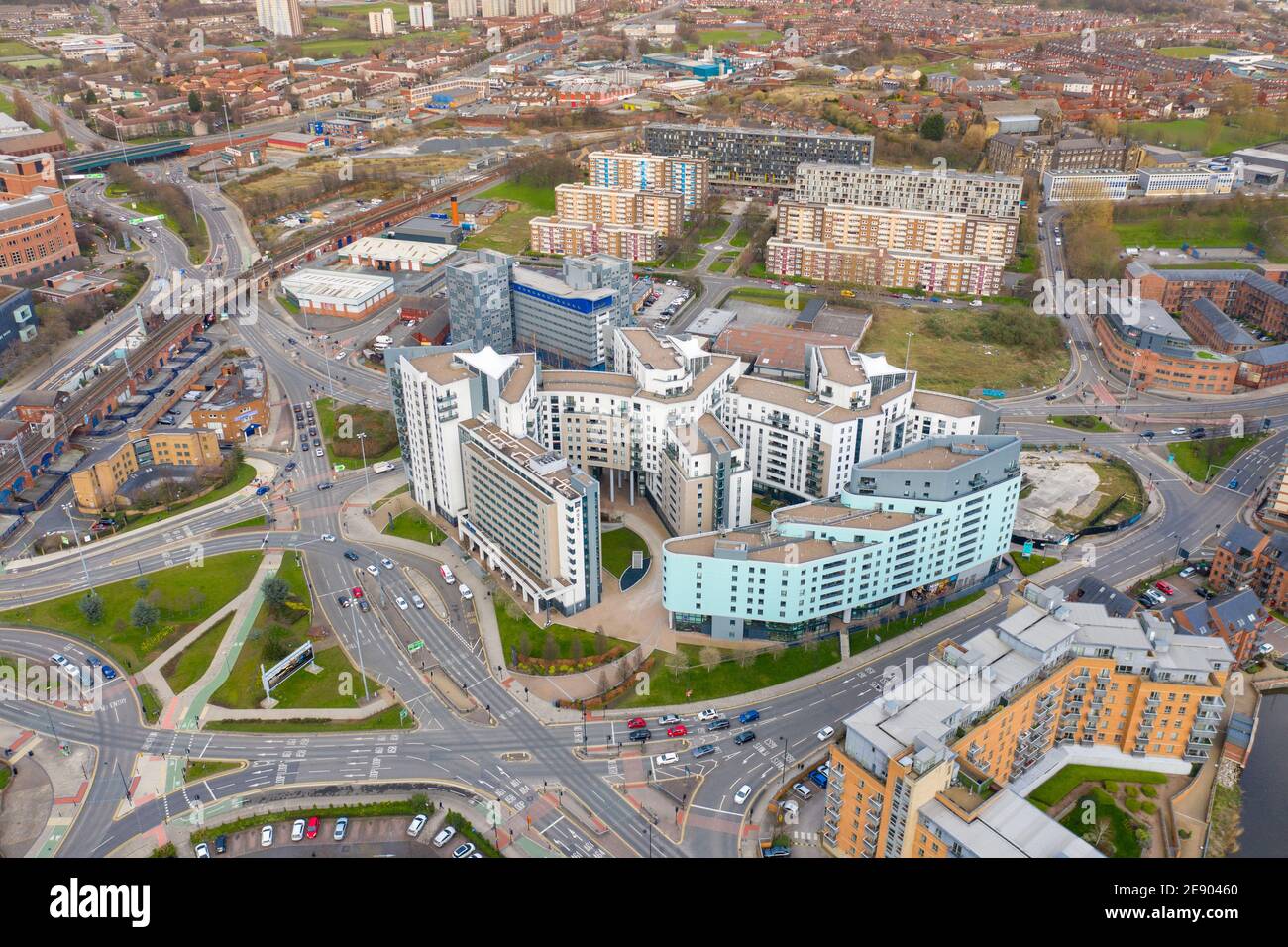 Foto di un drone aereo di un gruppo di grandi edifici di appartamenti Appena fuori dal centro di Leeds, nel West Yorkshire in Il Regno Unito Foto Stock