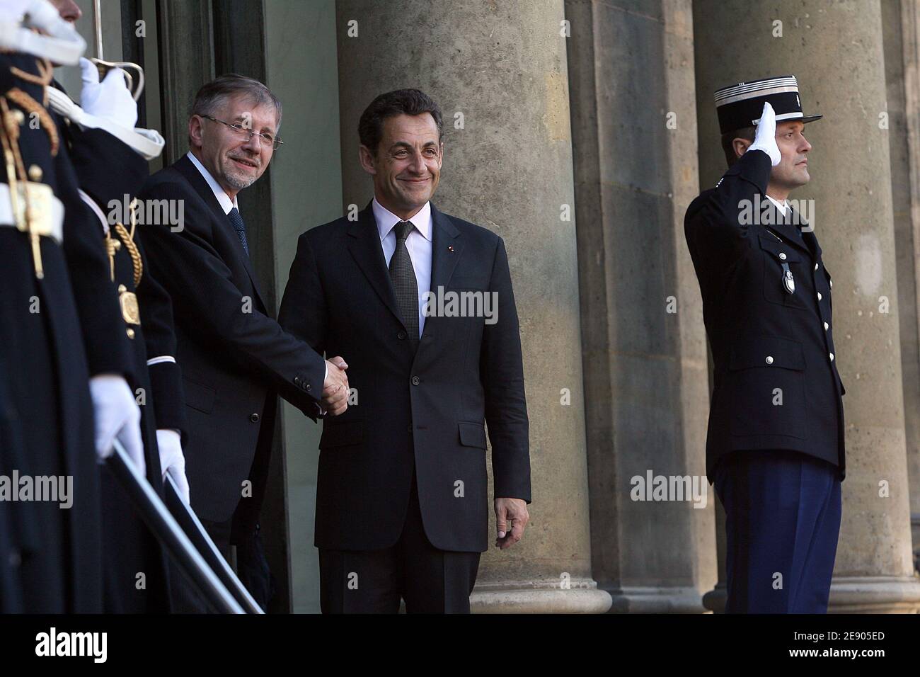 Il Presidente Nicolas Sarkozy dà il benvenuto al primo ministro lituano Gediminas Kirkilas presso il Palazzo Elysee di Parigi, Francia, il 15 novembre 2007. Foto di Mousse/ABACAPRESS.COM Foto Stock