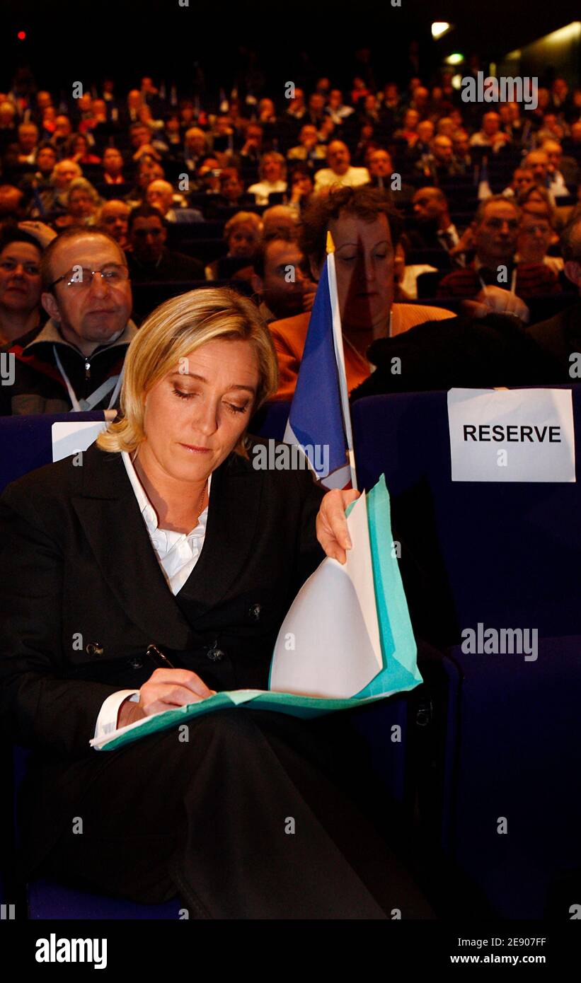 Marine le Pen partecipa al 13° congresso del fronte Nazionale a Bordeaux, in Francia, il 17 novembre 2007. Le Pen è stato rieletto presidente del fronte nazionale, e ha ottenuto il 97.67 per cento dei voti dei membri, ha detto che questo sarà quasi certamente il suo ultimo triennio come leader del partito da lui fondato nel 1972. Foto di Patrick Bernard/ABACAPRESS.COM Foto Stock