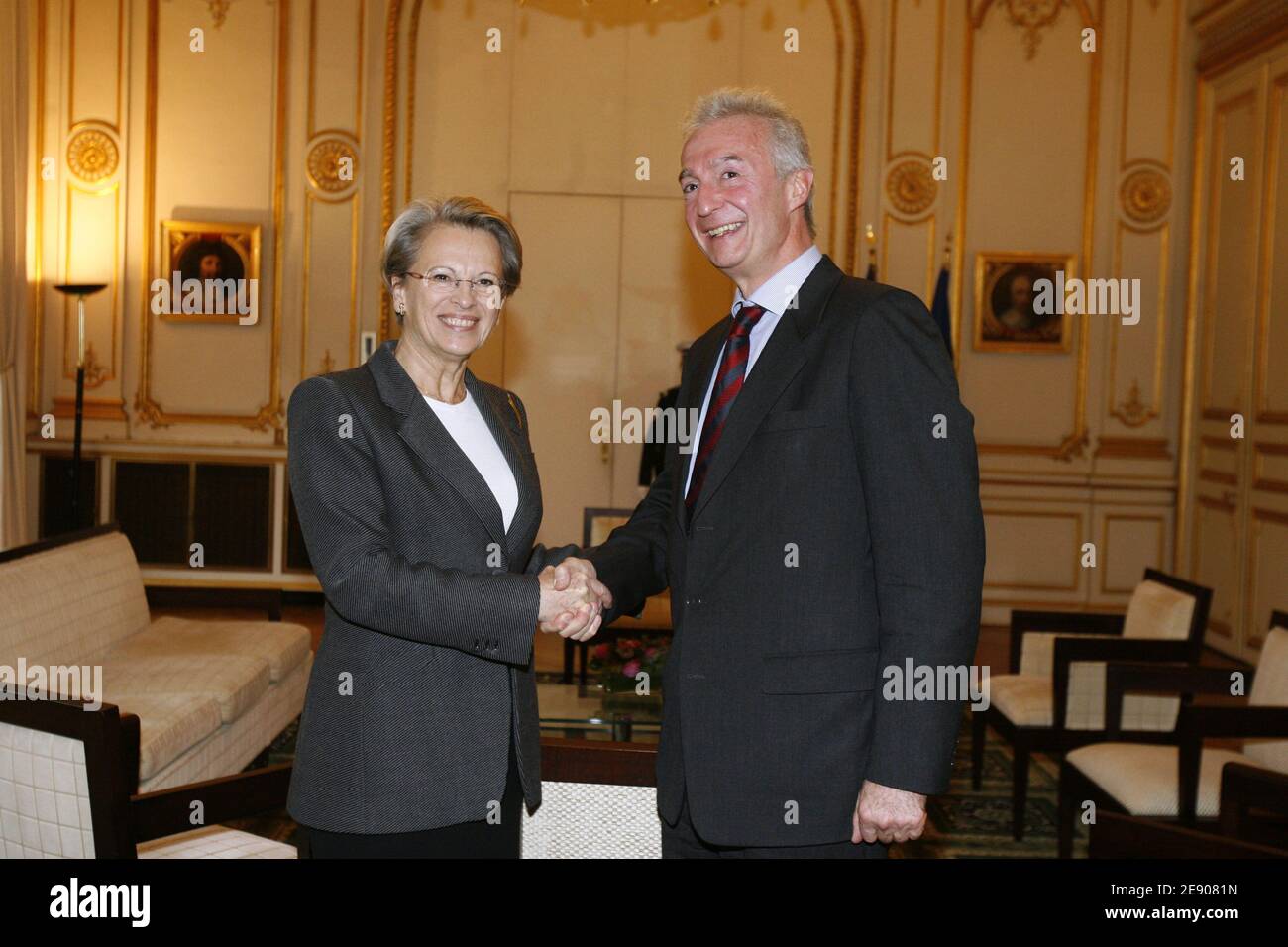 Michele Alliot-Marie incontra il coordinatore europeo anti-terrorismo Gilles de Kerchove presso l'Hotel de Beauvau di Parigi, in Francia, il 19 novembre 2007, per il lancio del SCTIP, un nuovo servizio ufficiale per il coordinamento a livello europeo delle attività di polizia contro il terrorismo internazionale. Foto di Corentin Fohlen/ABACAPRESS.COM Foto Stock