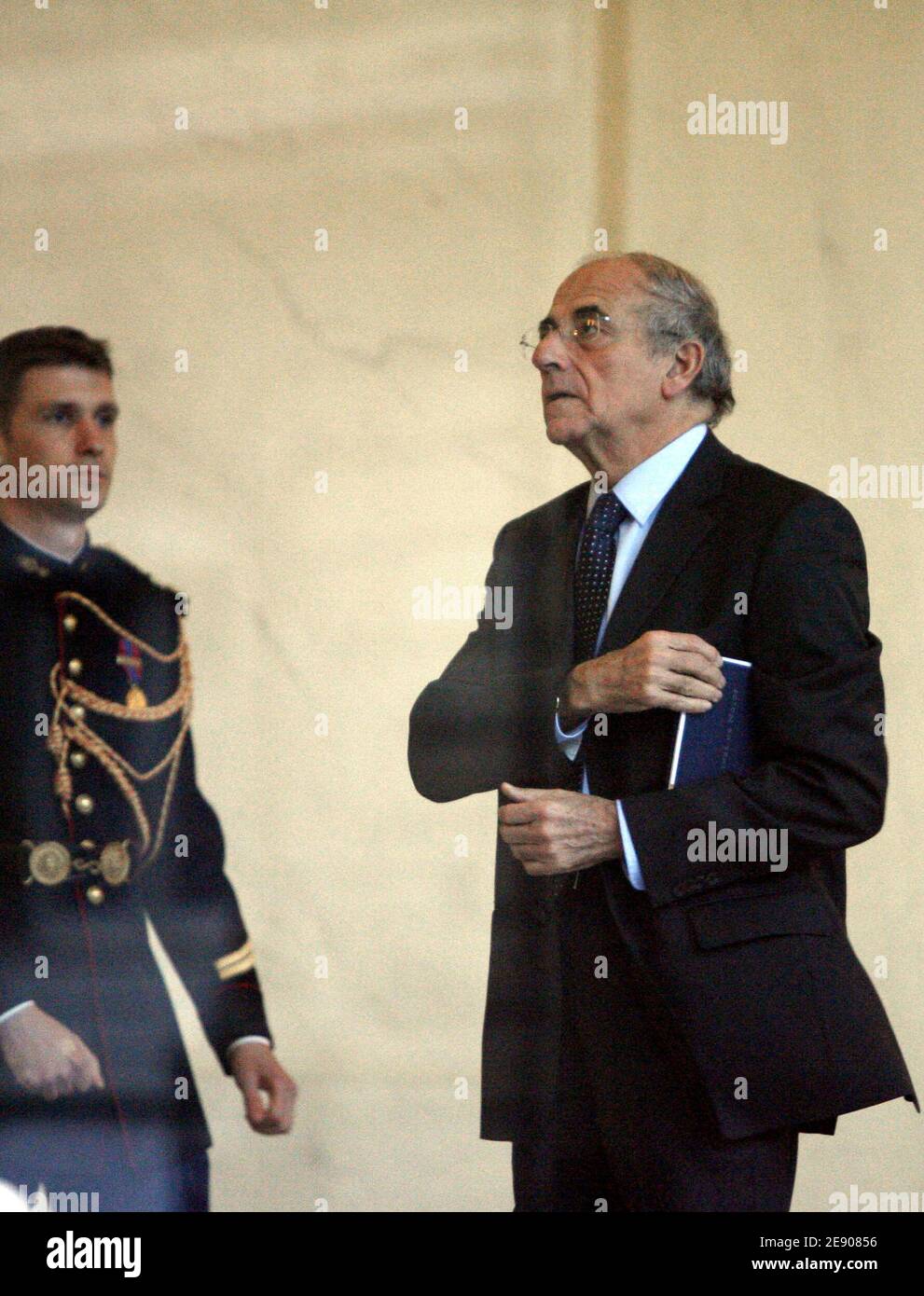 Jean-Pierre Elkabbach arriva per un incontro con il presidente francese Nicolas Sarkozy al palazzo presidenziale Elysee di Parigi, Francia, il 19 novembre 2007. Foto di Corentin Fohlen/ABACAPRESS.COM Foto Stock