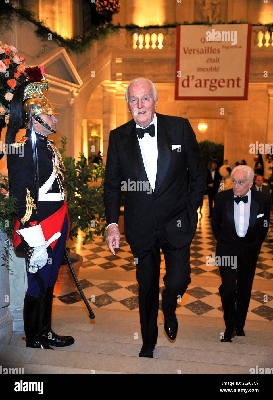 Hubert de Givenchy arriva all'apertura della mostra Quand Versailles Etait Meuble d'Argent, al castello di Versailles vicino a Parigi, Francia, il 19 novembre 2007. Foto di Nicolas Gouhier/ABACAPRESS.COM Foto Stock
