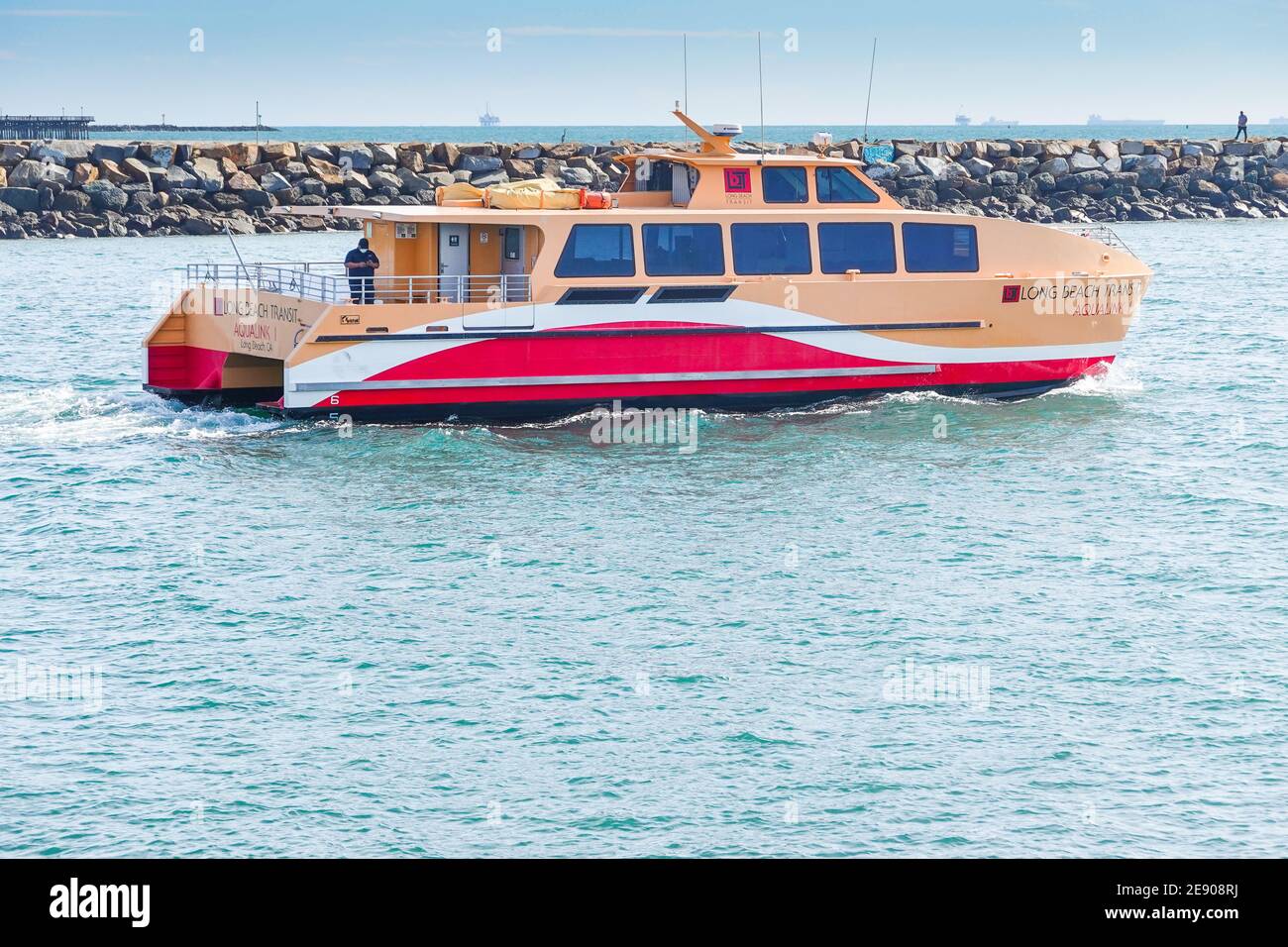 Long Beach transit aqualink Water Taxi lasciando Alamitos Bay con il frangiflutti sullo sfondo. California, Stati Uniti Foto Stock