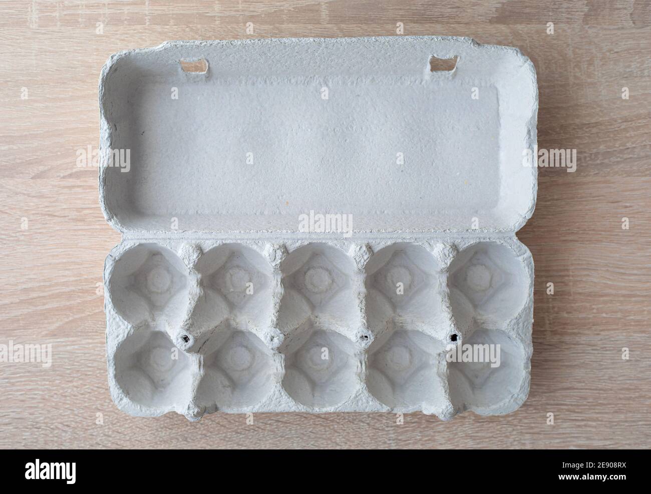Scatola di cartone per uova. Svuotare la scatola dell'uovo. Scatola delle  uova. Scatola vuota di 10 uova su un tavolo di legno Foto stock - Alamy