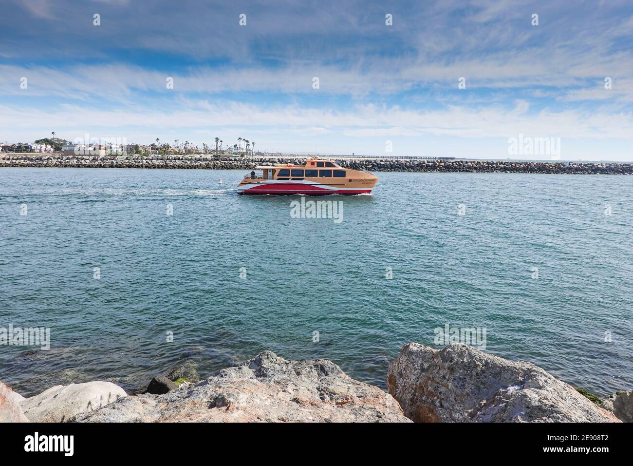 Long Beach transit aqualink Water Taxi lasciando Alamitos Bay con il frangiflutti sullo sfondo. California, Stati Uniti Foto Stock