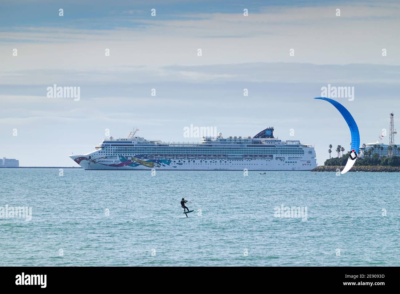 Kite surfer con ala d'aria di fronte al norvegese Jewel Cruise nave all'ancora al largo di Long Beach California durante La pandemia di Covid 19 gennaio 2021 Foto Stock