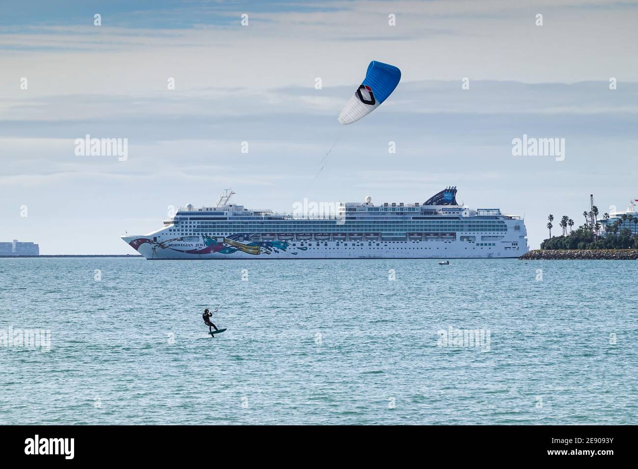 Kite surfer con ala d'aria di fronte al norvegese Jewel Cruise nave all'ancora al largo di Long Beach California durante La pandemia di Covid 19 gennaio 2021 Foto Stock