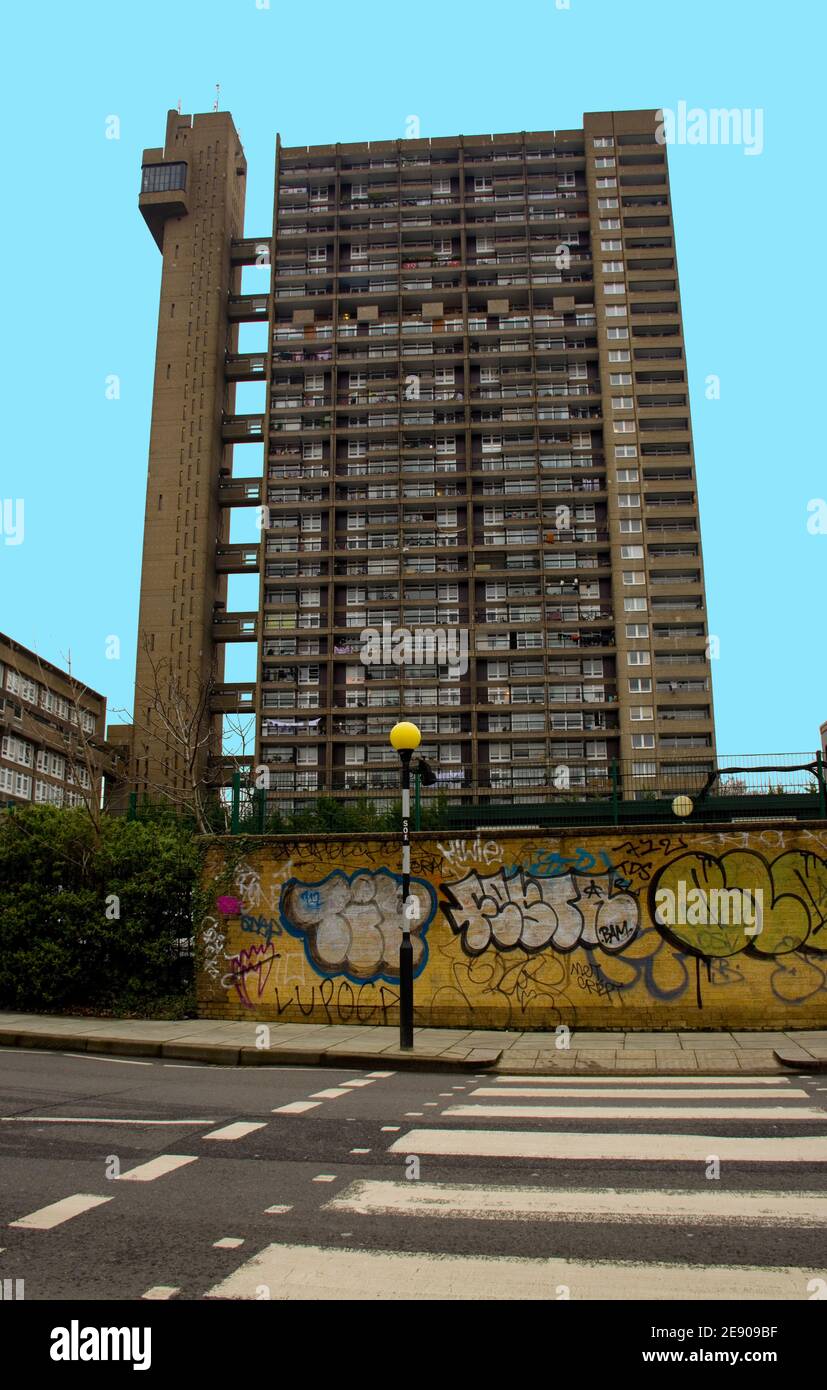 Trellick Tower, l'iconico blocco della torre brutalista, Golborne Road, Kensal Town, West London, Inghilterra, Regno Unito. Architetto: Erno Goldfinger Foto Stock