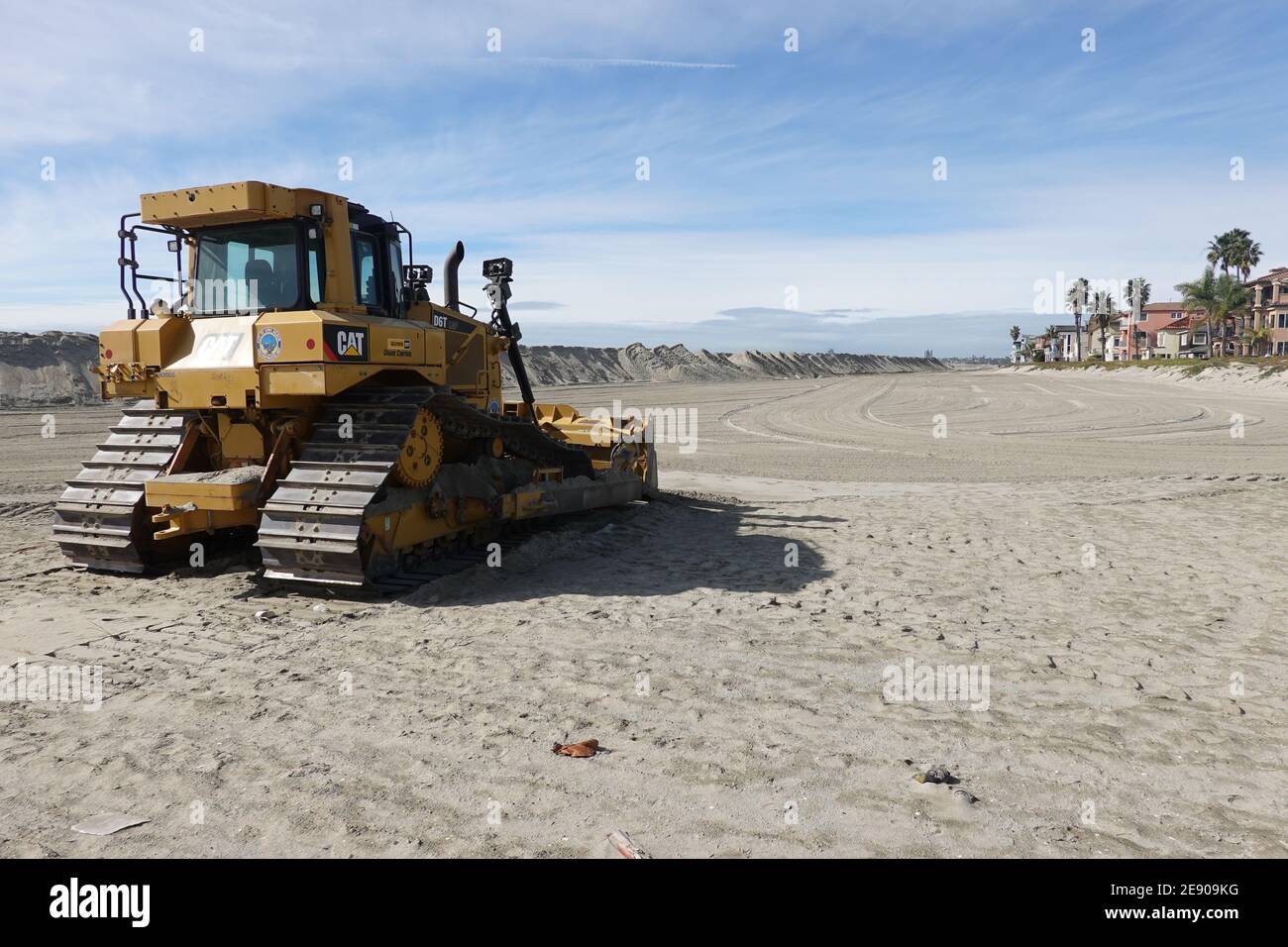 Città di Long Beach California gatto bulldozer costruzione grande sabbia ormeggio per proteggere la proprietà locale da inondazioni dovute a forti Maree sulla penisola di Alamitos Foto Stock