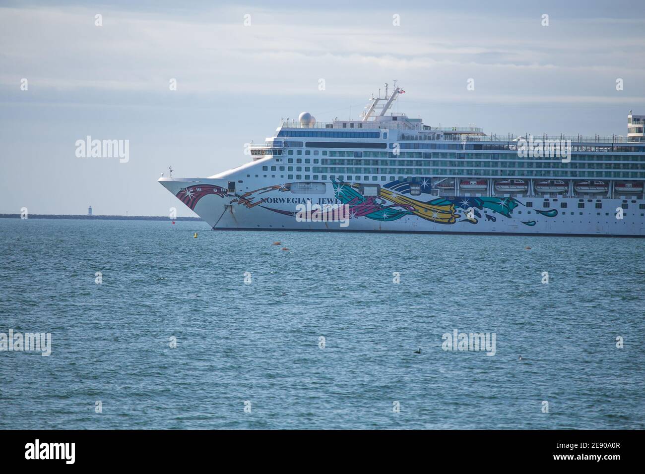 Norwegian Jewel Cruise nave all'ancora al largo di Long Beach California durante la pandemia di Covid 19 gennaio 2021 parte della flotta Norwegian Cruise Line. Foto Stock