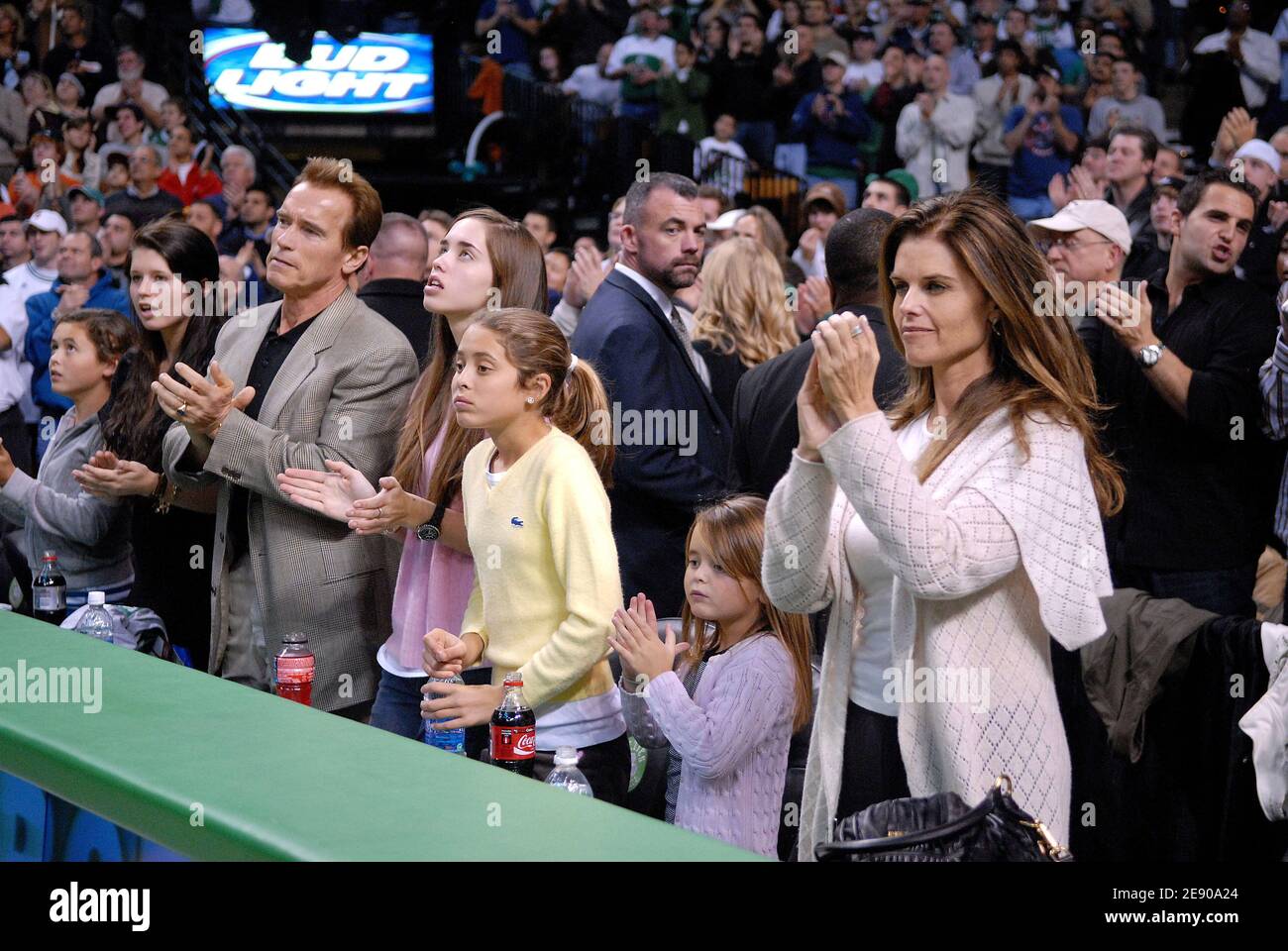 Il governatore Arnold Schwarzenegger e la moglie Maria Shriver con i loro quattro figli partecipano a una partita di pallacanestro tra i Boston Celtics e i Los Angeles Lakers , il 23 novembre 2007 a Boston, ma, USA. La famiglia trascorse il Ringraziamento nella zona di Boston con i Kennedys. Foto di Olivier Douliery /ABACAPRESS.COM Foto Stock