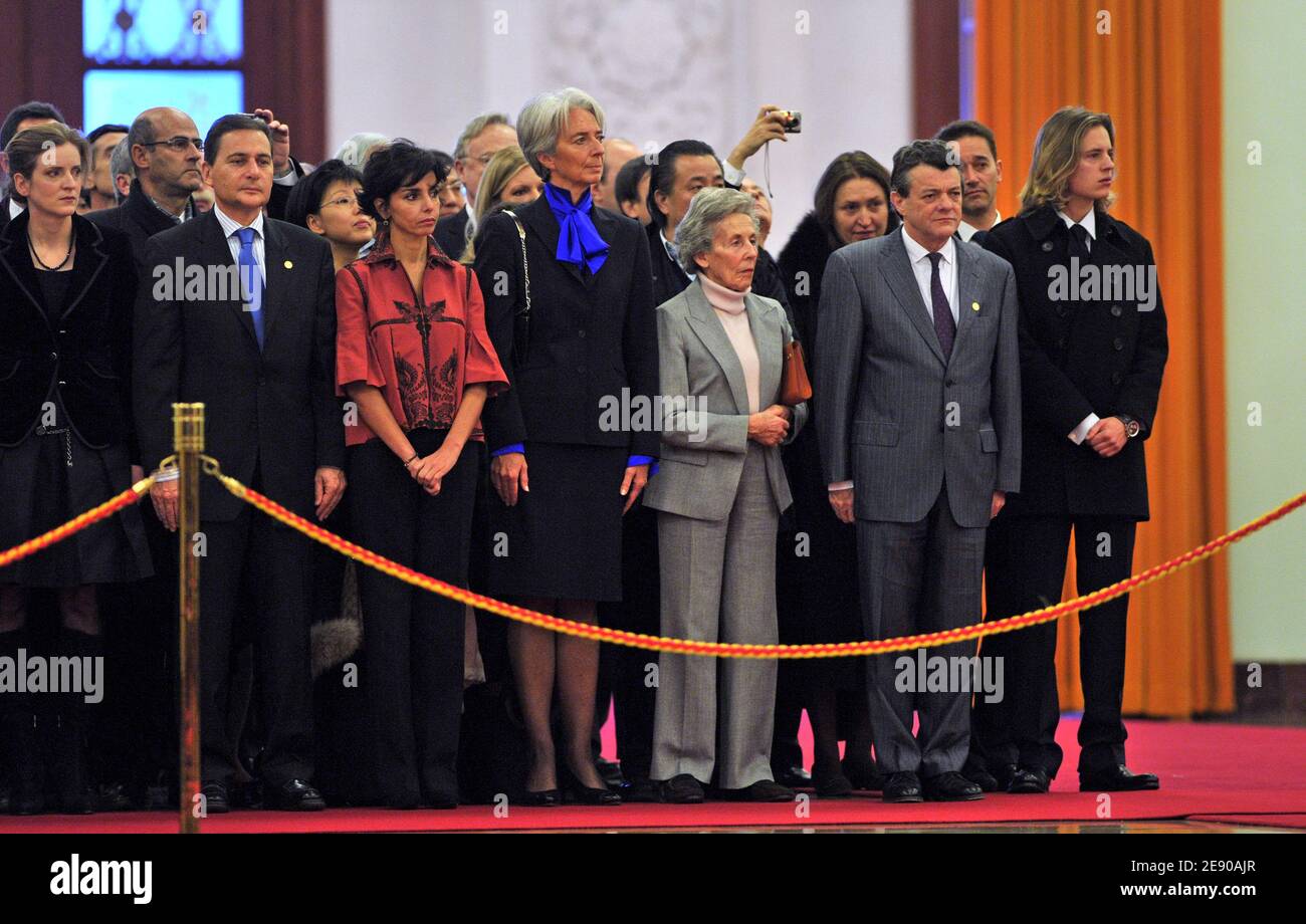 Il presidente francese Nicolas Sarkozy presenta la madre Andree, il figlio Pierre, il ministro della giustizia Rachida dati, il ministro dell'Economia Christine Lagarde e Jean-louis Borloo al presidente della Repubblica popolare cinese Hu Jintao alla "Grande Sala del Popolo" durante la visita di Stato di tre giorni a Pechino, in Cina, il 26 novembre; 2007. Foto di Christophe Guibbaud/ABACAPRESS.COM Foto Stock