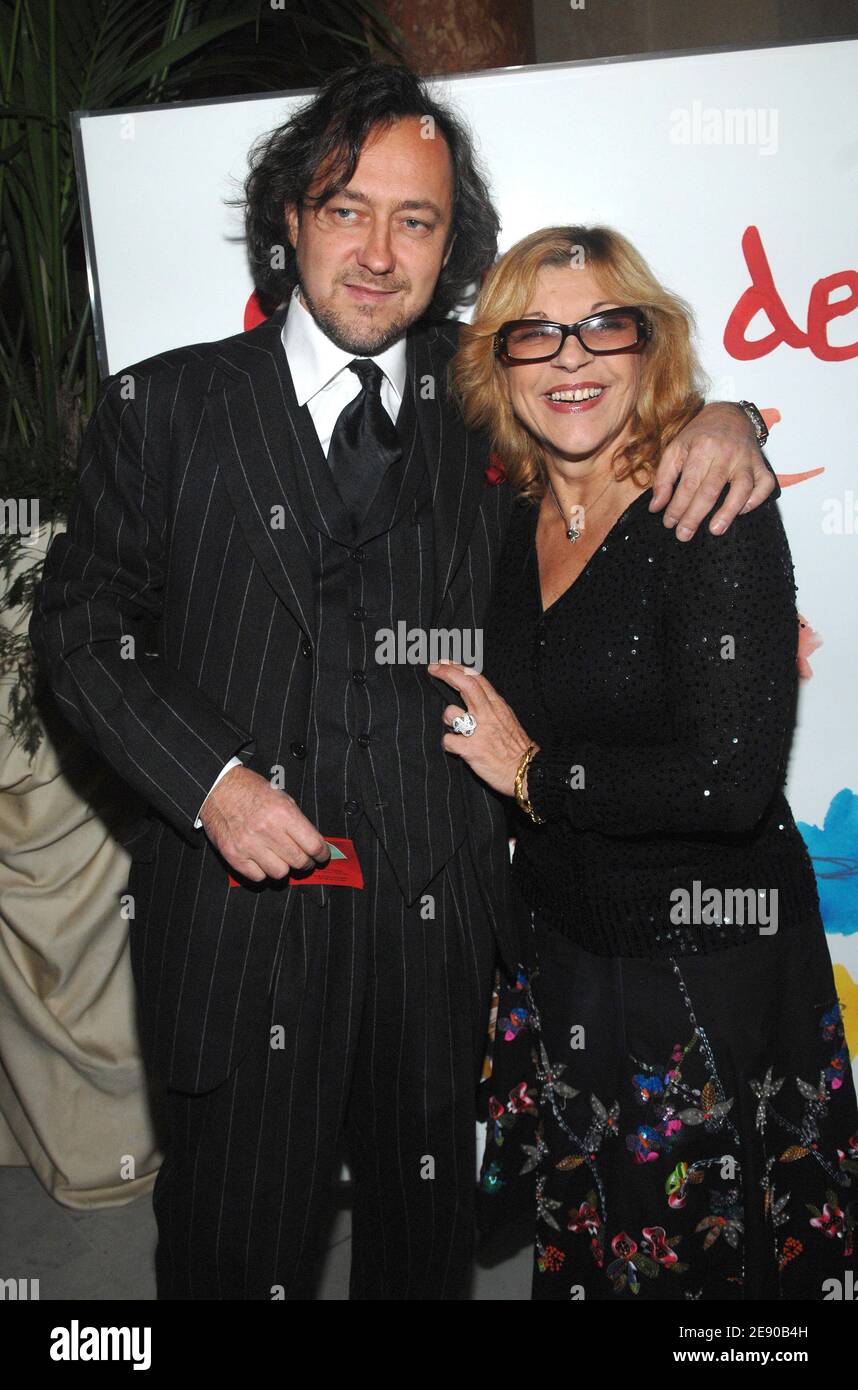 La cantante Nicoletta e il suo fidanzato Jean-Christophe Moliner partecipano al 15° evento annuale di Gala de l'Espoir contro il cancro tenutosi al Theatre du Chatelet di Parigi, in Francia, il 26 novembre 2007. Foto di Nicolas Khayat/ABACAPRESS.COM Foto Stock