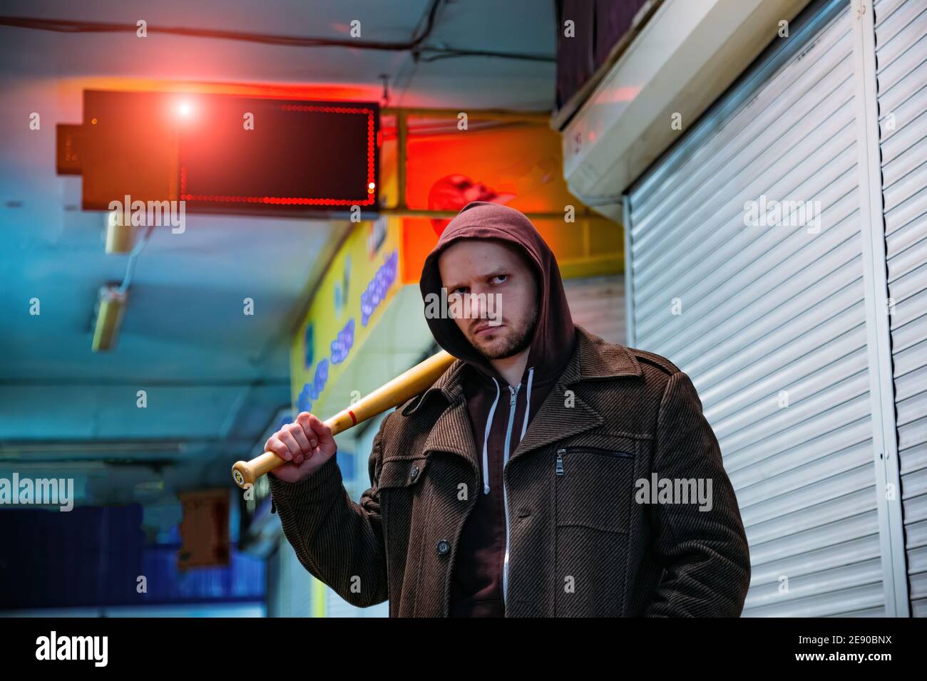 Via hooligan con pipistrelli di legno in metropolitana. Foto Stock