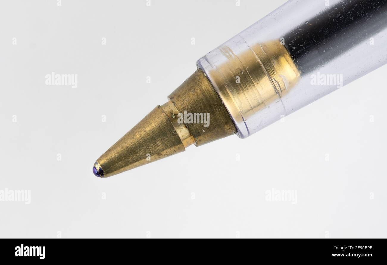 Fotografia macro della penna biro a sfera. Estremamente vicino messo a fuoco sulla punta della sfera. Foto Stock