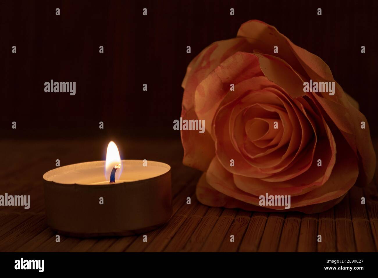 rosa rossa e candela bruciante sul tavolo con sfondo nero per la copia spazio. Bel concetto di romanticismo, amore, speranza, San Valentino Foto Stock