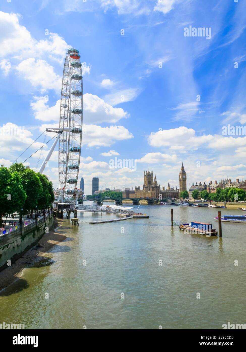 Vista sul Tamigi delle Houses of Parliament e del London Eye, una ruota panoramica sulla riva sud dell'Embankment a Westminster, Londra Foto Stock