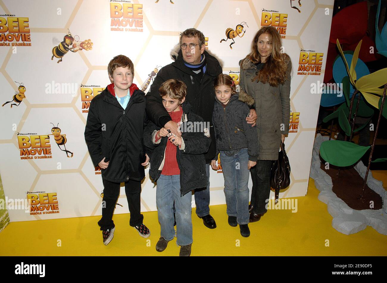 Michel Boujenah e Familly partecipano alla prima di 'Bee Moovie' che si è tenuta il 2 dicembre 2007 al teatro Paramount Opera di Parigi. Foto di Giancarlo Gorassini/ABACAPRESS.COM Foto Stock