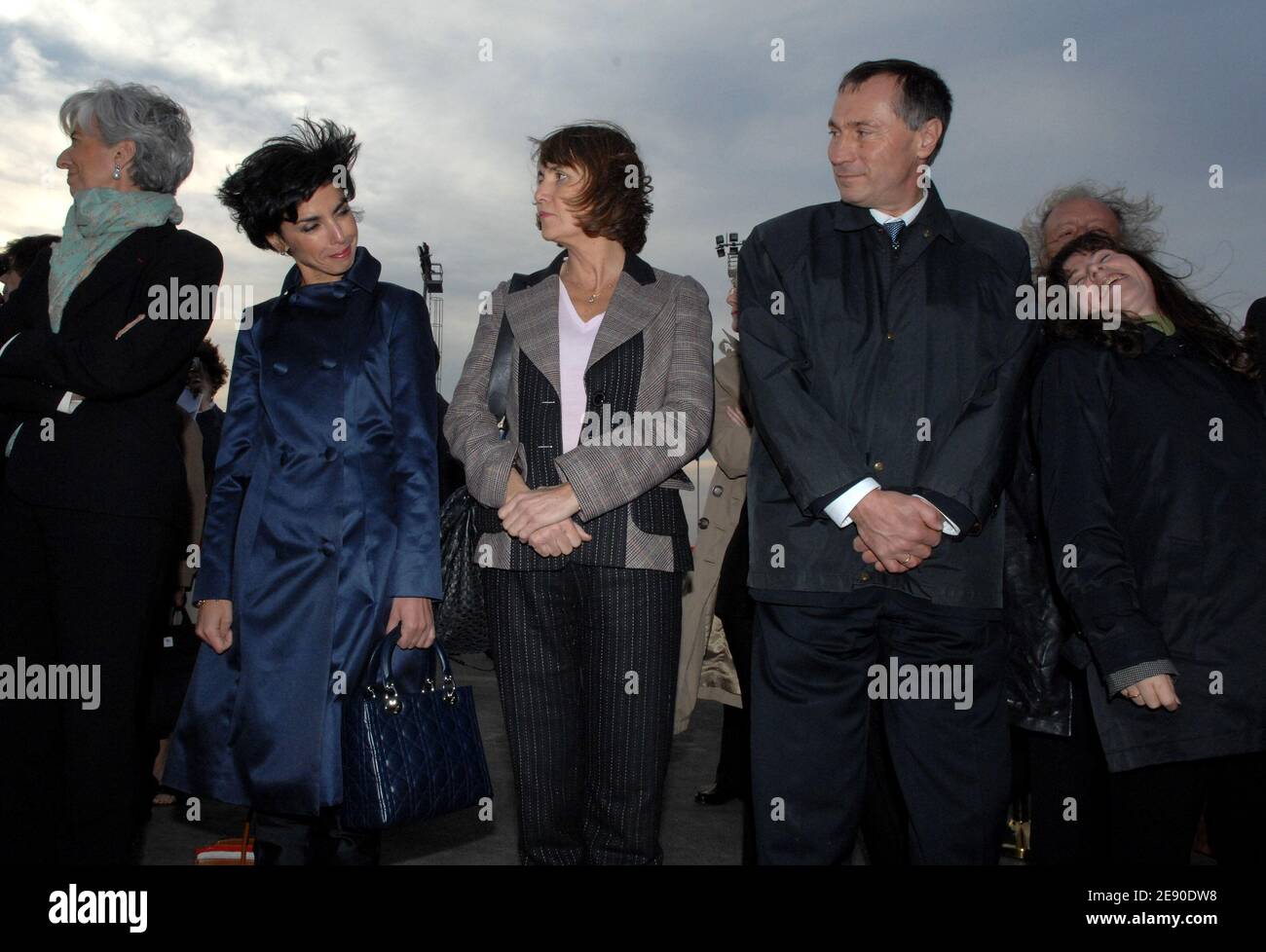 Christine Lagarde, Rachida dati, Christine Albanel, Jean-Marie Bockel e Fadela Amara partecipano alla cerimonia ufficiale all'aeroporto di Houari Boumedienne ad Algeri, il primo giorno della visita di stato di tre giorni del presidente Nicolas Sarkozy in Algeria, il 3 dicembre 2007. Foto di Christophe Guibbaud/ABACAPRESS.COM Foto Stock