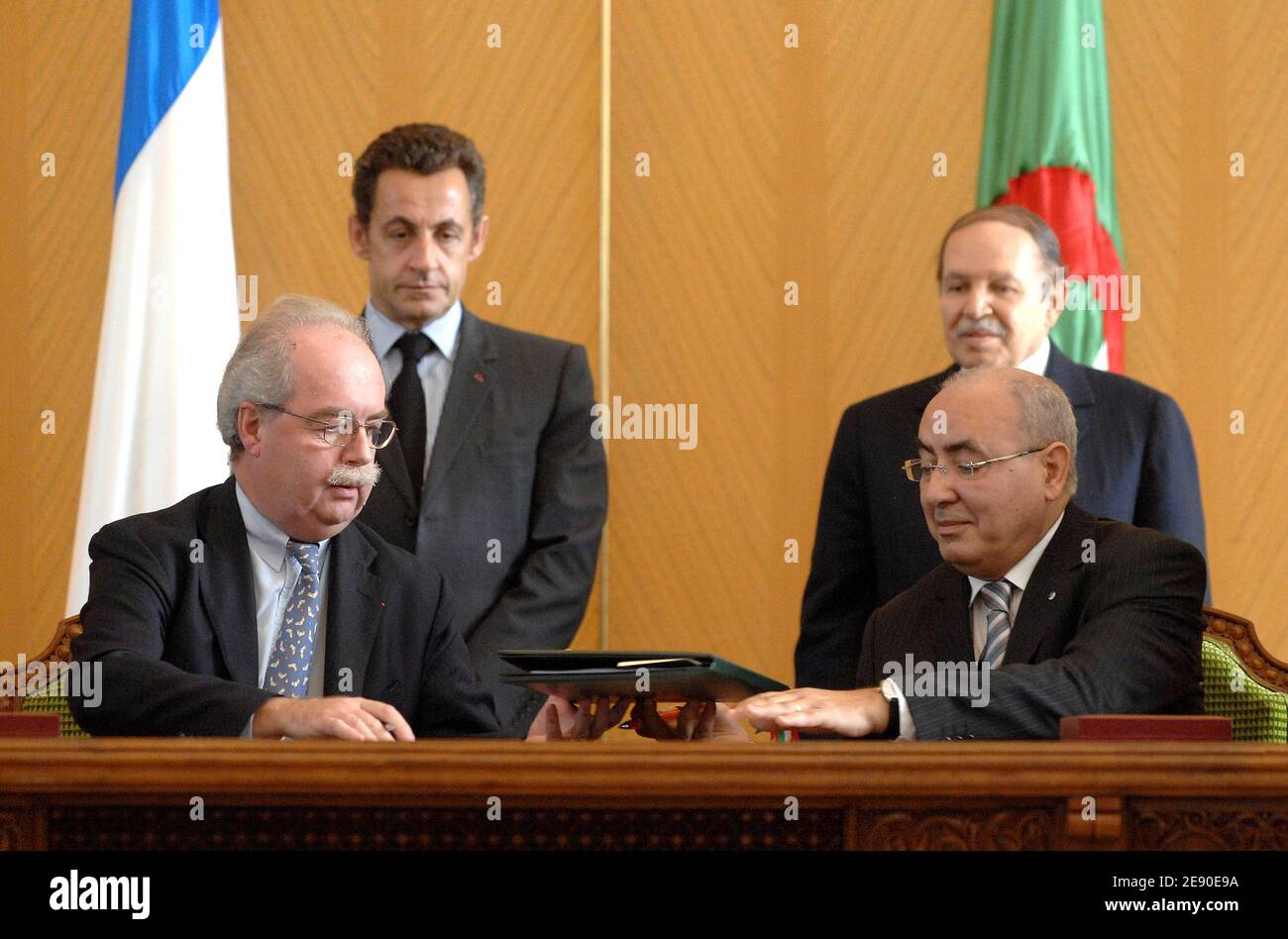 L'amministratore delegato Christophe de Margerie e il presidente Nicolas Sarkozy partecipano alla cerimonia di firma di un accordo commerciale ad Algeri, Algeria, il 4 dicembre 2007. Foto di Christophe Guibbaud/ABACAPRESS.COM Foto Stock