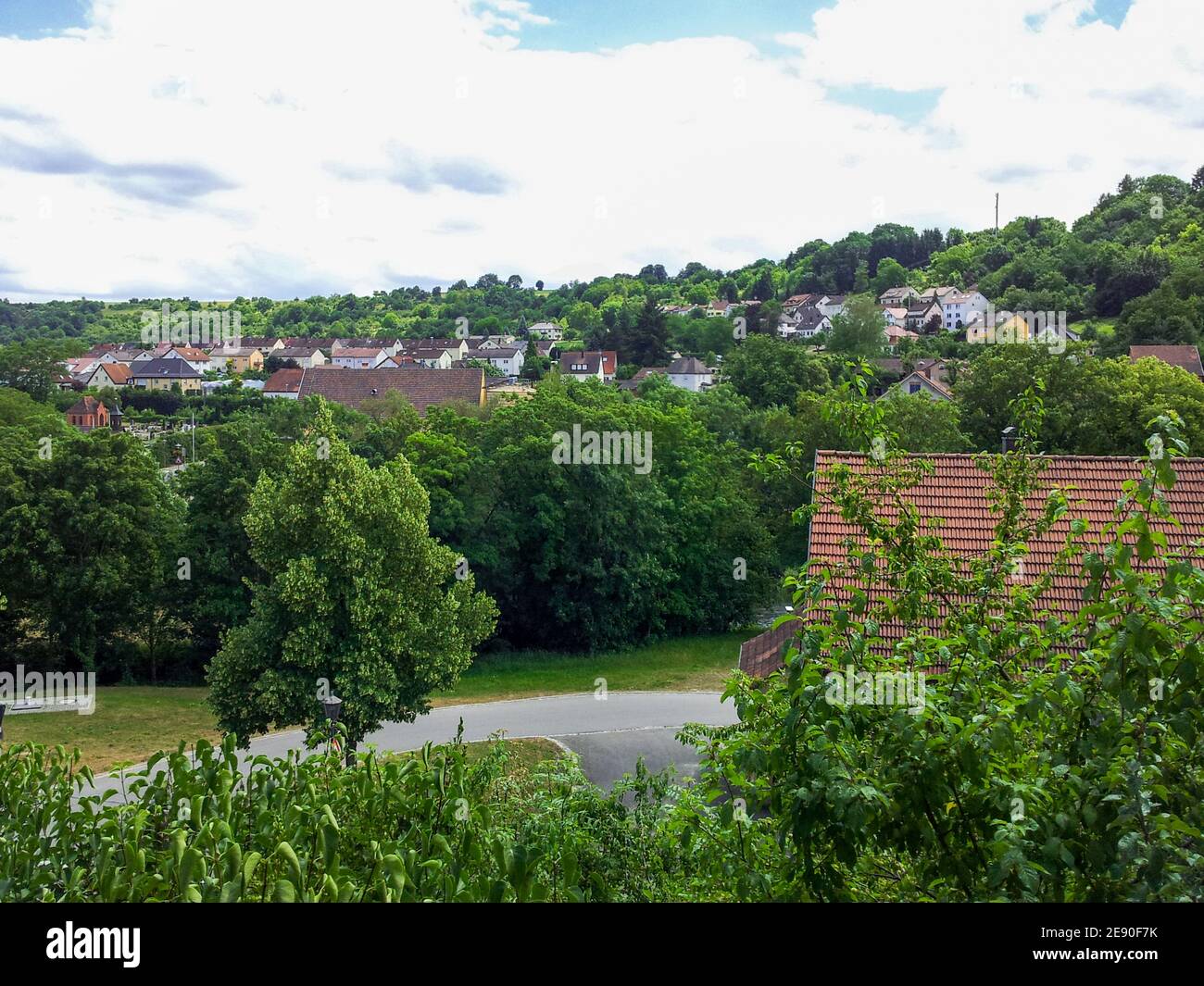 Idilliaco villaggio di baden-wuerttemberg, germania meridionale in una giornata di sole con cielo blu. Foto Stock