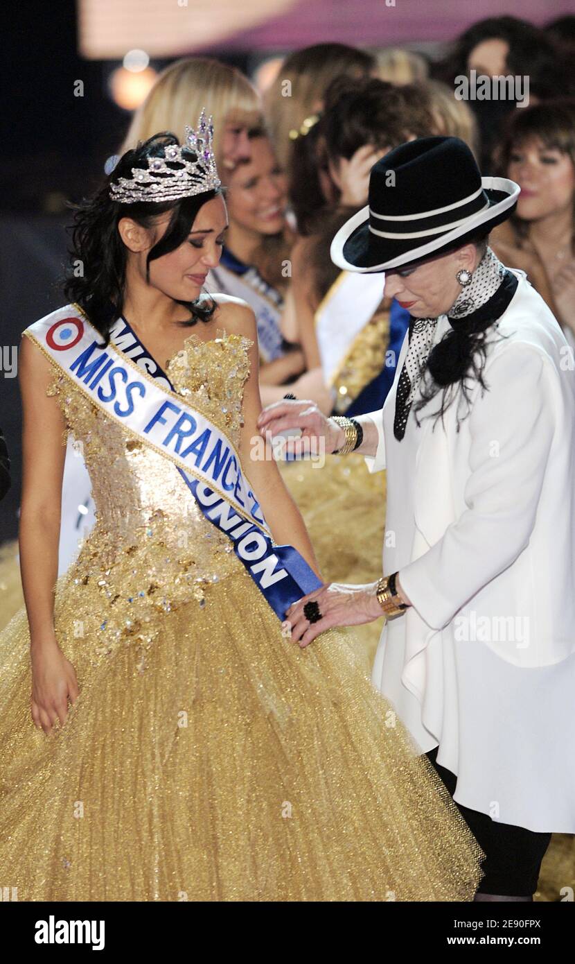 La sig.ra Reunion Valerie Begue è incoronata Miss France 2008 dalla sig.ra Genevieve de Fontenay durante il 2008 Miss France Pageant tenutosi al Kursaal di Dunkerque, in Francia, l'8 dicembre 2007. Foto di Nicolas Khayat/ABACAPRESS.COM Foto Stock