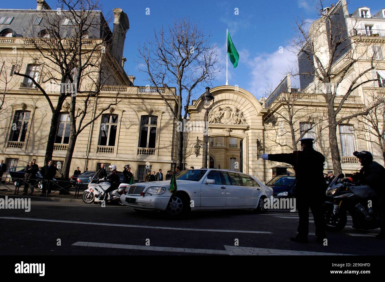 Il leader libico Moammar Gadhafi esce dall'hotel Marigny per visitare l'Assemblea Nazionale a Parigi, in Francia, il 11 dicembre 2007. Kadhafi è ospitato in questo hotel durante la sua prima visita in Francia per più di 30 anni. Foto di ABACAPRESS.COM Foto Stock