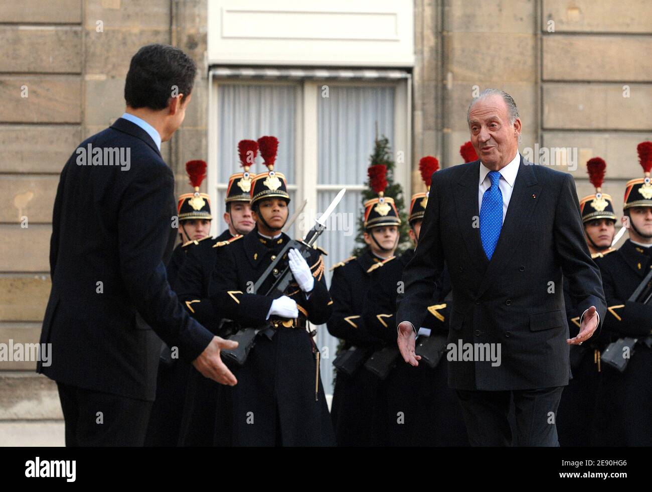 Il presidente francese Nicolas Sarkozy saluta il re spagnolo Juan Carlos al Palazzo Elysee prima di un pranzo a Parigi, in Francia, il 12 dicembre 2007. Foto di Christophe Guibbaud/ABACAPRESS.COM Foto Stock