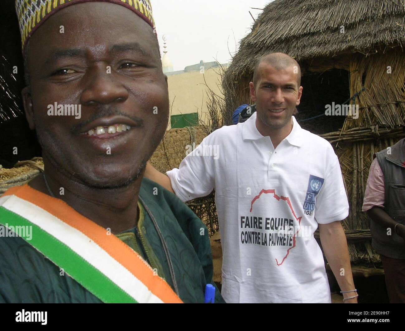 La leggenda francese del calcio Zinedine Zidane in Niger per una visita di due giorni a sostegno di un progetto umanitario delle Nazioni Unite a Djagourou, Niger, il 9 dicembre 2007. Zidane è stato nominato Ambasciatore di buona volontà del programma di sviluppo delle Nazioni Unite (UNDP) nel 2001. L'ex capitano francese vedrà in prima persona progetti contro la povertà nel paese dell'Africa occidentale, nonché visitare un'accademia di calcio e incontrare il presidente del Niger Mamadou Tandja. Foto di Issa Ousseini/Cameleon/ABACAPRESS.COM Foto Stock