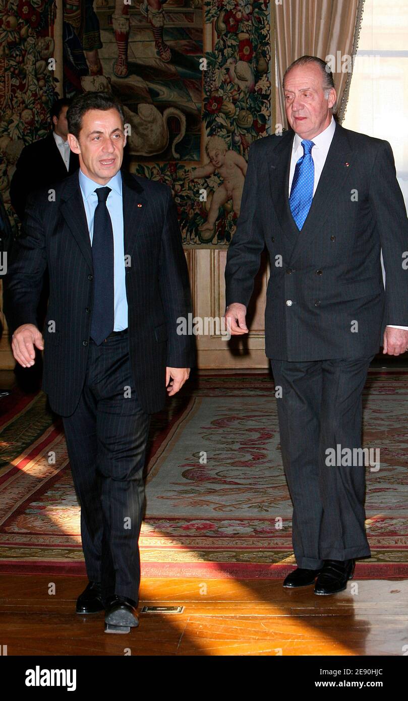 Il presidente francese Nicolas Sarkozy saluta il re spagnolo Juan Carlos al Palazzo Elysee prima di un pranzo a Parigi, in Francia, il 12 dicembre 2007. Foto di Pool/ABACAPRESS.COM Foto Stock