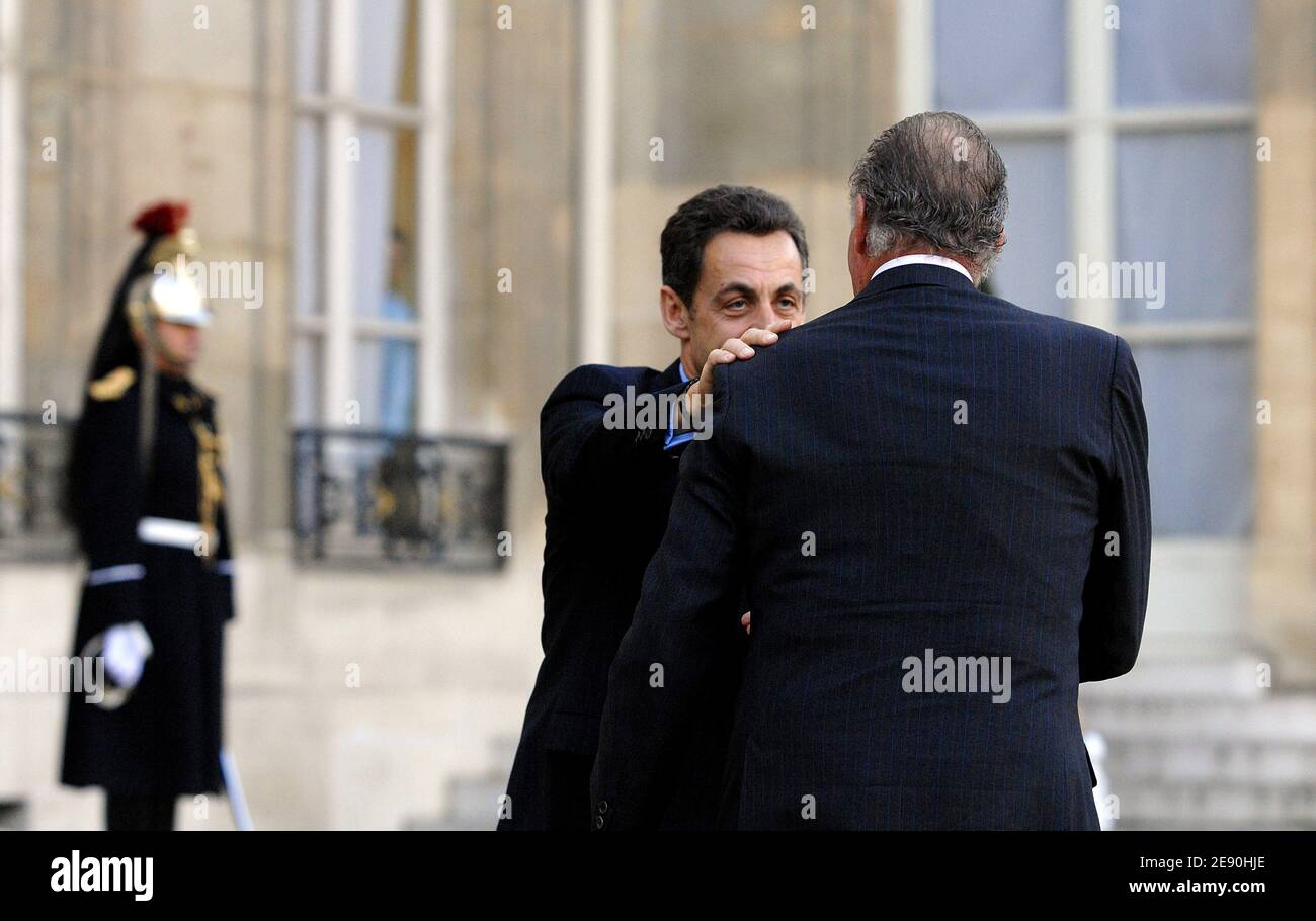 Il presidente francese Nicolas Sarkozy saluta il re spagnolo Juan Carlos al Palazzo Elysee prima di un pranzo a Parigi, in Francia, il 12 dicembre 2007. Foto di Christophe Guibbaud/ABACAPRESS.COM Foto Stock