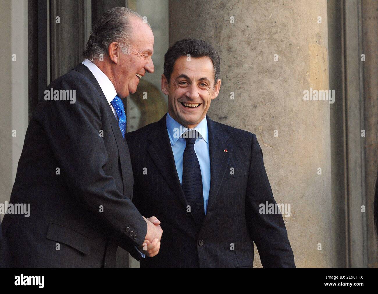 Il presidente francese Nicolas Sarkozy saluta il re spagnolo Juan Carlos al Palazzo Elysee prima di un pranzo a Parigi, in Francia, il 12 dicembre 2007. Foto di Christophe Guibbaud/ABACAPRESS.COM Foto Stock